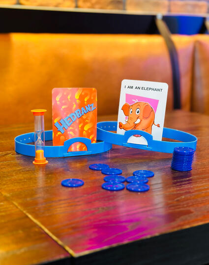 Hedbanz (2+ players)