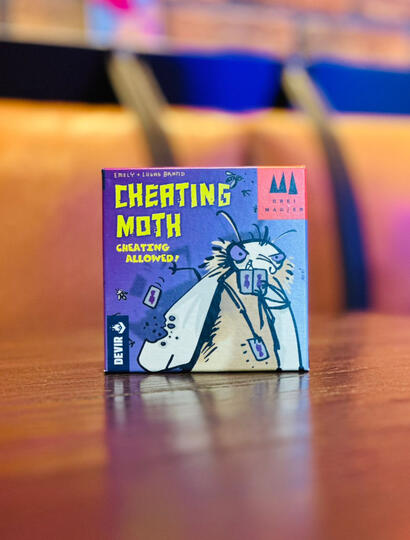 Cheating Moth (3-5 players)